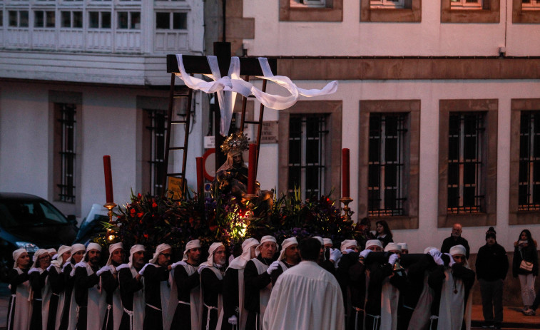 Un Martes Santo primaveral acompaña la salida de los pasos de La Piedad y el Cristo de la Agonía en las calles de A Coruña