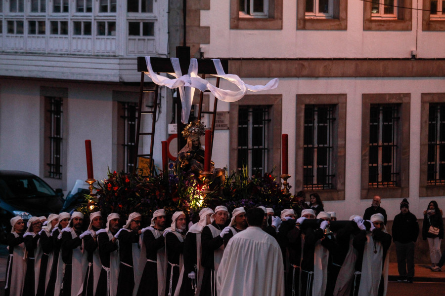 Un Martes Santo primaveral acompaña la salida de los pasos de La Piedad y el Cristo de la Agonía en las calles de A Coruña