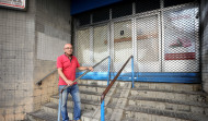 Los vecinos de A Falperra, en A Coruña, se pellizcan la cara exultantes ante la reforma de Santa Lucía