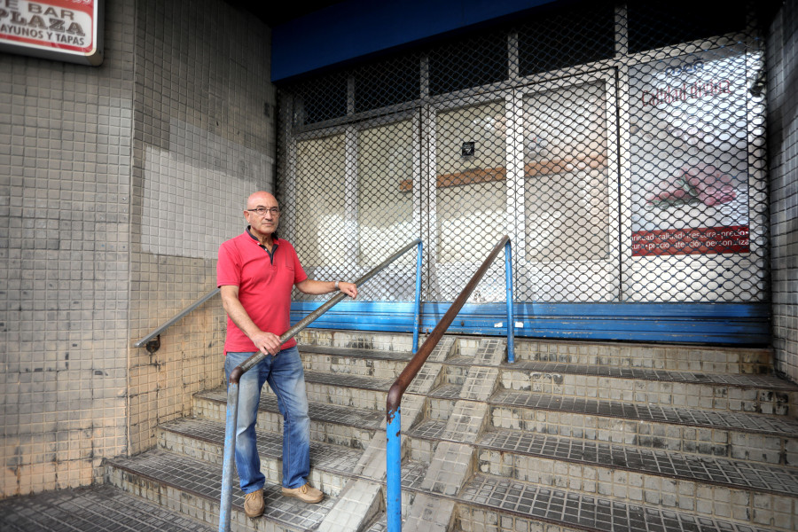 Los vecinos de A Falperra, en A Coruña, se pellizcan la cara exultantes ante la reforma de Santa Lucía