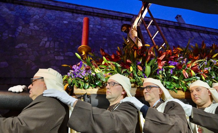 El paso del Santísimo Cristo del Buen Consuelo ilumina la última procesión nocturna de A Coruña 2023