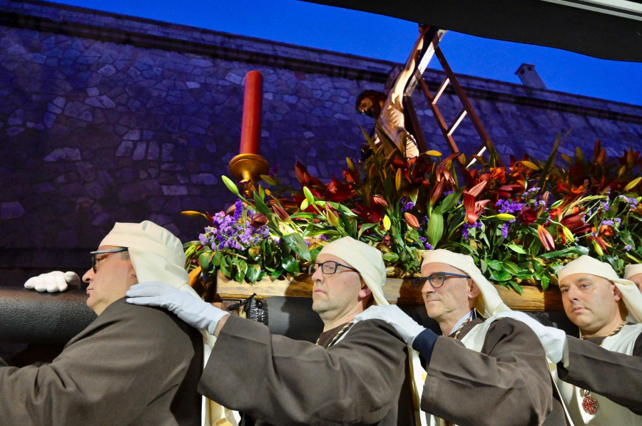 El paso del Santísimo Cristo del Buen Consuelo ilumina la última procesión nocturna de A Coruña 2023