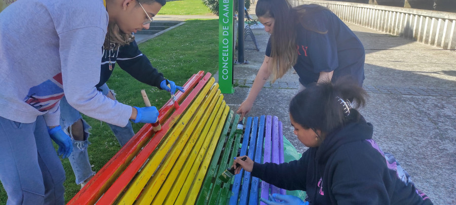 Los colores de las banderas trans y Lgtbiq+ vuelven a lucir en Cambre gracias a los jóvenes