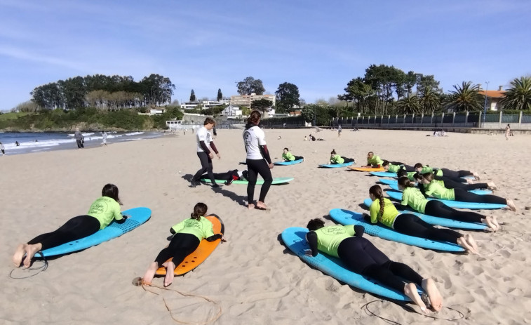 Culleredo inicia su curso de surf en la playa oleirense de Bastiagueiro