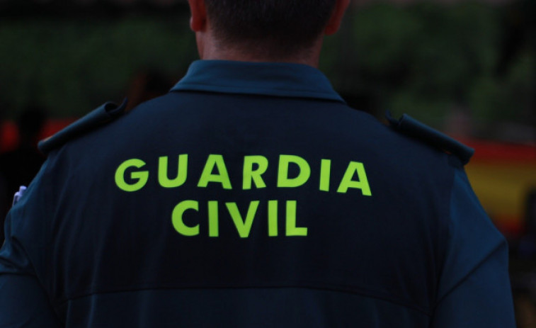 La Guardia Civil impide que un vecino de Melide apuñale a un familiar
