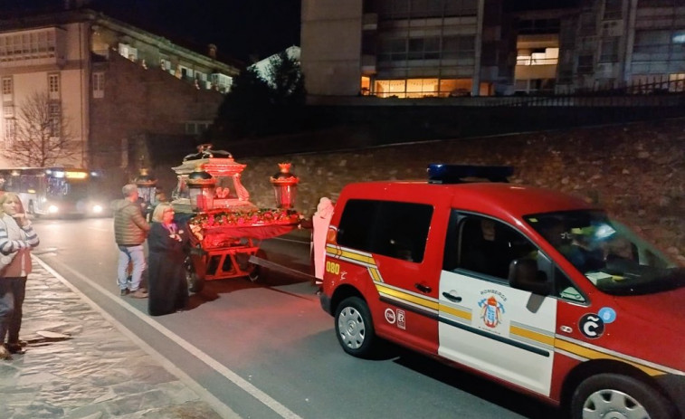 Los Bomberos de A Coruña 'rescatan' un paso de Semana Santa