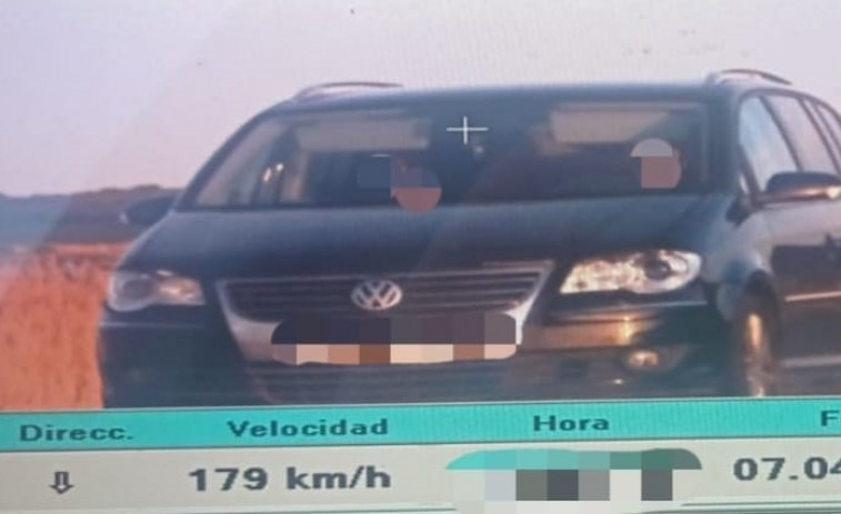 Imputado por conducir a 179 por hora en un coche en el que iban tres menores de edad