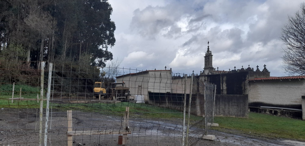 El primer centro cívico de Cerneda se ubica en el entorno de la iglesia