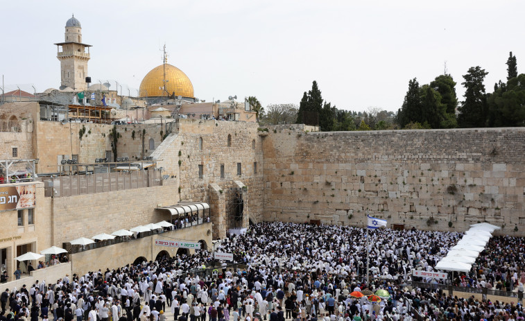 Palestinos se encierran en Al Aqsa mientras miles de judíos rezan en el Muro