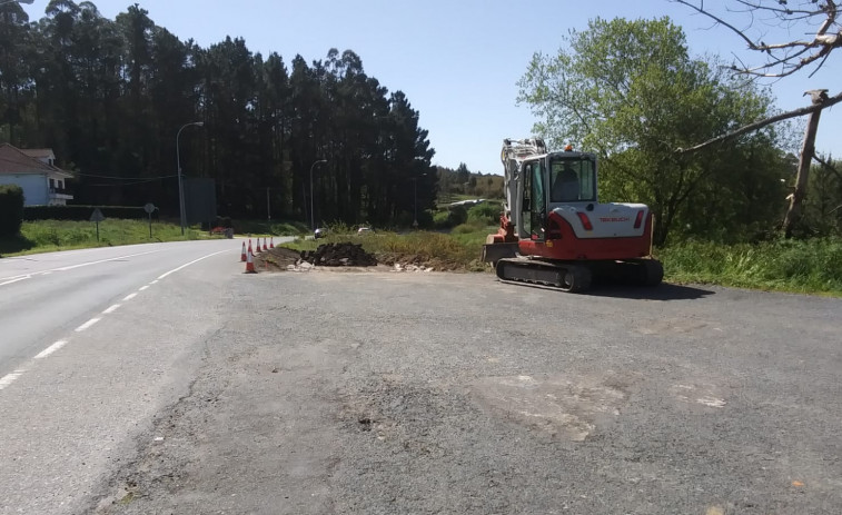 La Xunta inicia en Larín la mejora de las paradas de bus de la vía AC-552