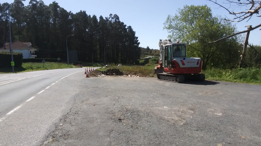 La Xunta inicia en Larín la mejora de las paradas de bus de la vía AC-552