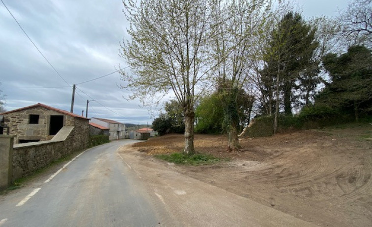 Curtis derriba una casa en ruinas en la aldea de A Illana