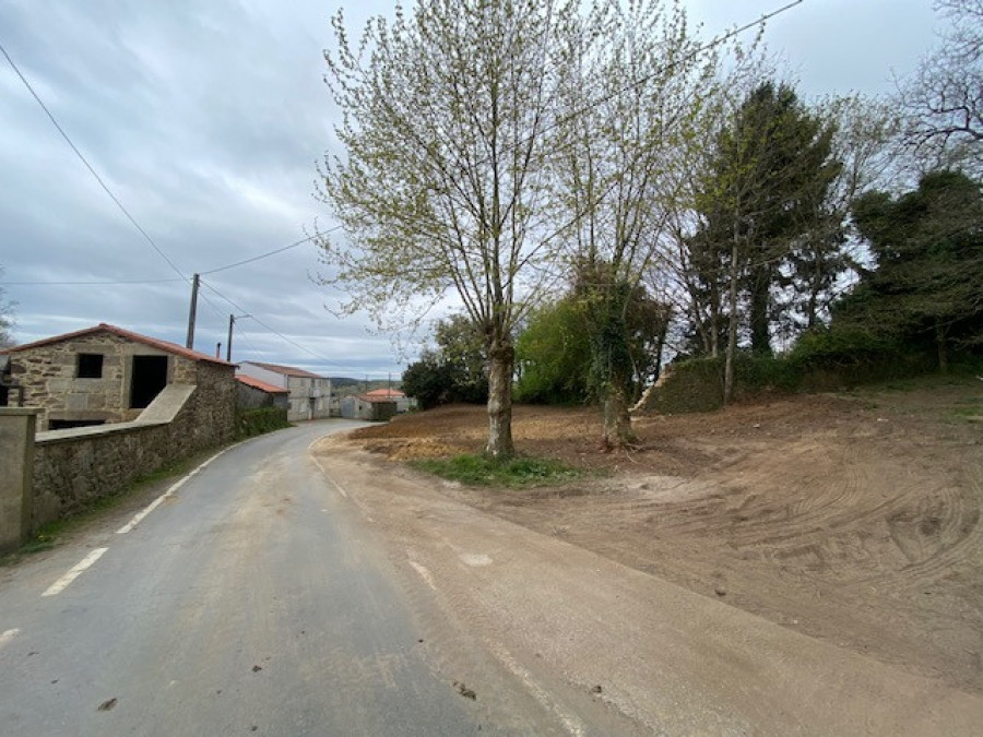 Curtis derriba una casa en ruinas en la aldea de A Illana