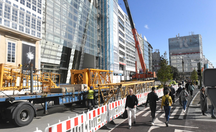 El montaje de una espectacular grúa en el Avenida cierra parte del Cantón Grande de A Coruña