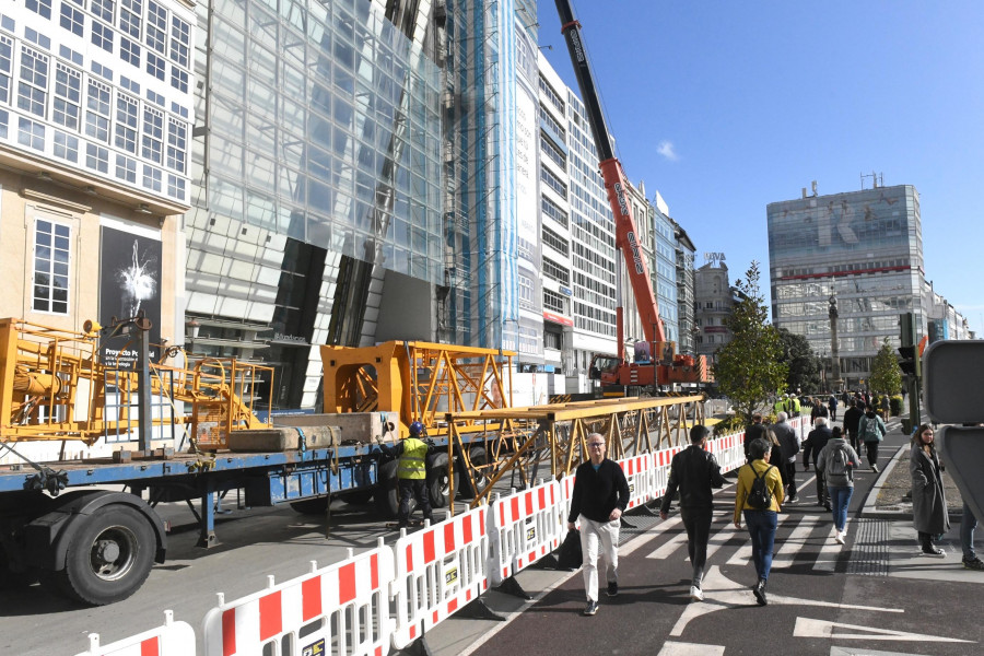 El montaje de una espectacular grúa en el Avenida cierra parte del Cantón Grande de A Coruña