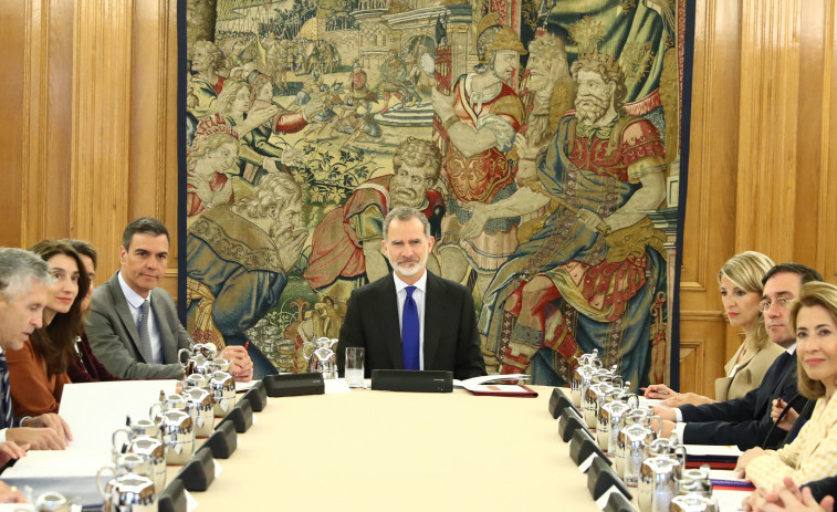 El rey preside el Consejo de Seguridad Nacional flanqueado por Sánchez y Díaz