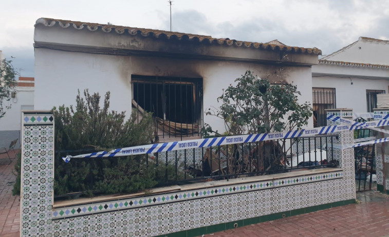 Retiran tres niñas a unos padres de Cártama que vivían en una casa insalubre llena de basura y desperdicios