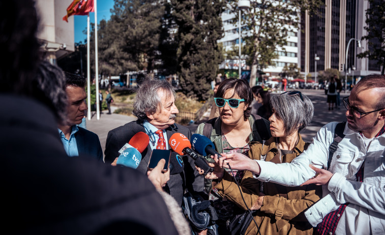 El policía al que una activista de FEMEN acusa de agarrarla del pecho lo niega ante el juez y dice que usó una técnica