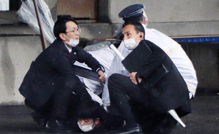 Evacuan al primer ministro nipón por una explosión mientras visitaba un puerto