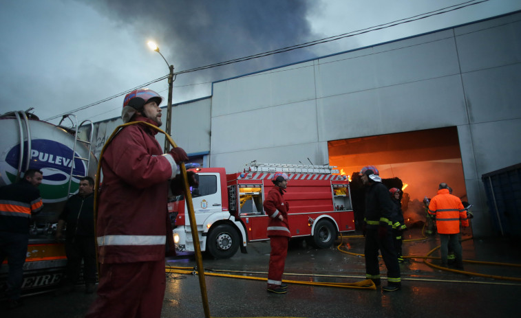 El incendio de la nave de reciclaje de Vilalba se da por extinguido