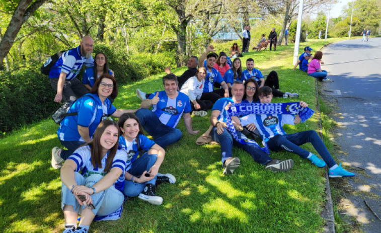 La afición blanquiazul toma A Malata en la previa del Racing de Ferrol-Depor