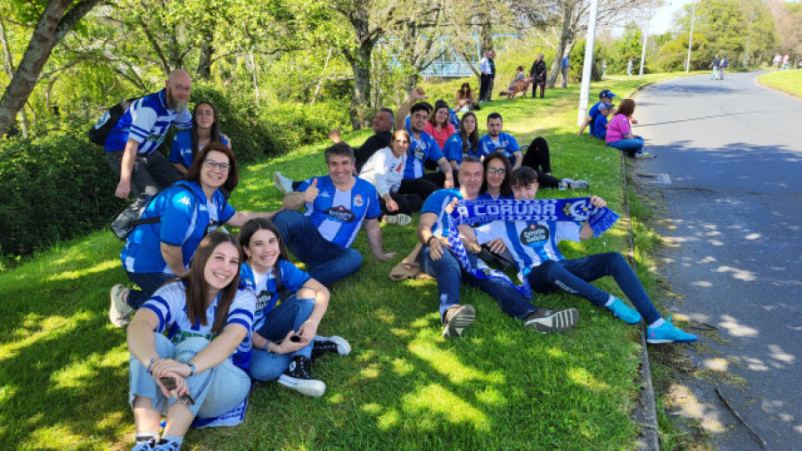 La afición blanquiazul toma A Malata en la previa del Racing de Ferrol-Depor