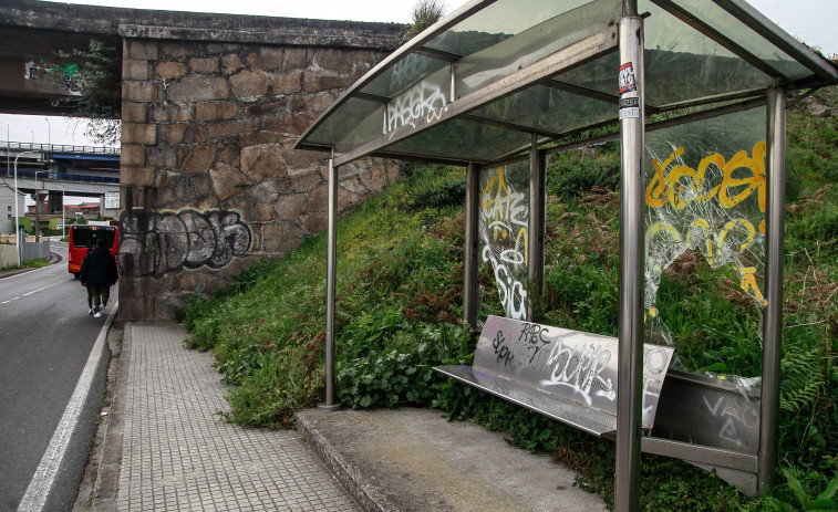 Reclaman mejoras en las paradas de autobuses urbanos en O Birloque, O Martinete y Someso