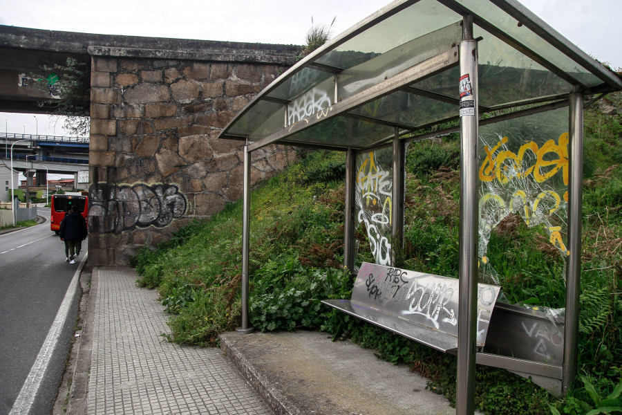 Reclaman mejoras en las paradas de autobuses urbanos en O Birloque, O Martinete y Someso