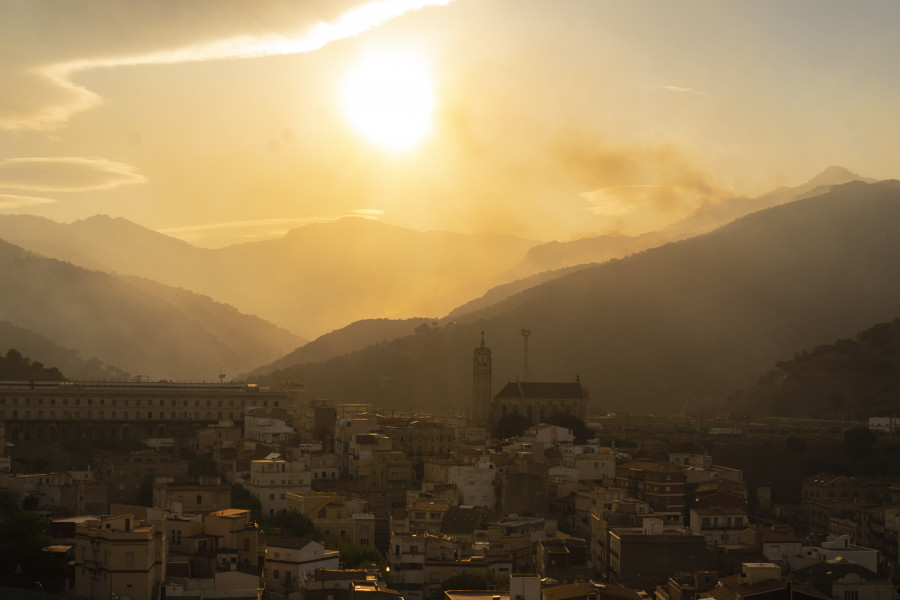 El fuego de Portbou concentra los trabajos tras atravesar los Pirineos