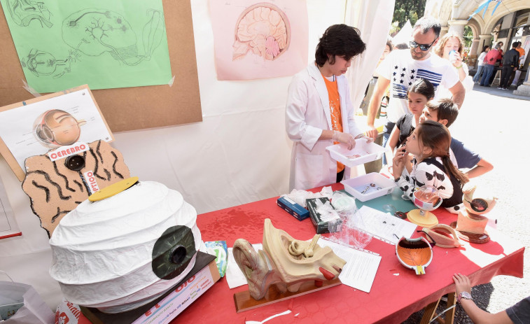 Medio centenar de centros educativos gallegos se unen a la Ciencia en la Calle de A Coruña