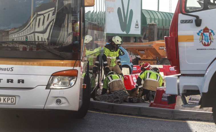 Un autobús se queda atrapado durante dos horas en la rotonda de la Casa del Mar de A Coruña