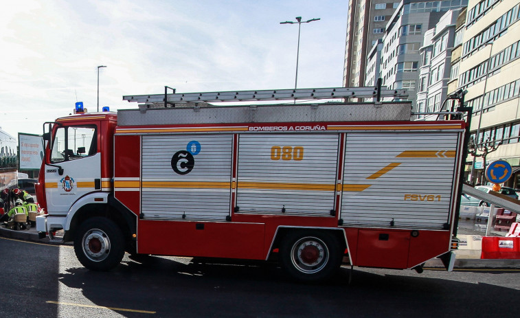 Los Bomberos de A Coruña retiran un árbol que amenazaba con caer en Inés de Ben