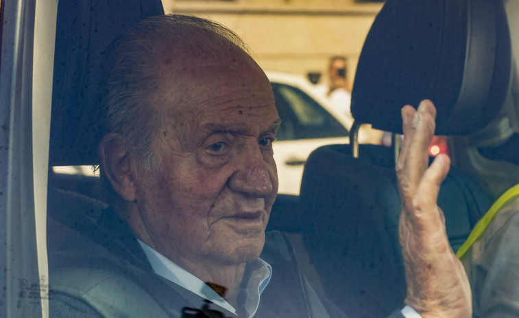 Juan Carlos I saluda a la prensa a su llegada a la casa de Pedro Campos