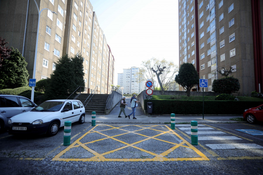 El Ayuntamiento de A Coruña pone coto al aparcamiento ‘salvaje’ de la plaza del escultor Mon Vasco