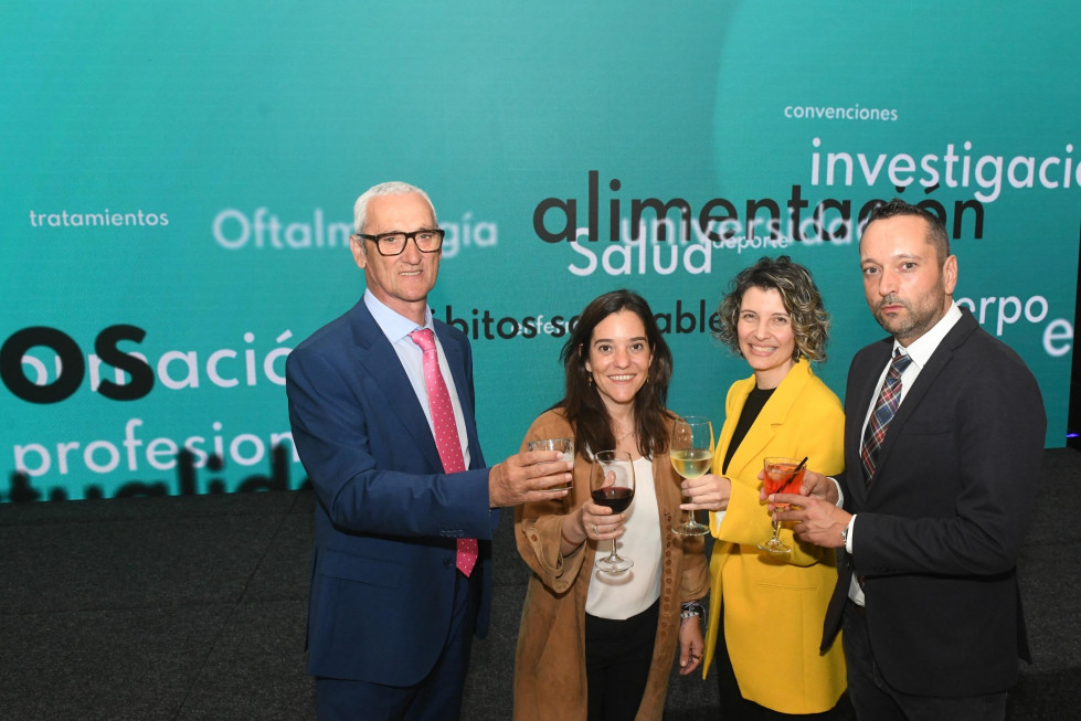 Andrés Ríos y Paola Feal brindan con Inés Rey y Alberto Fuentes
