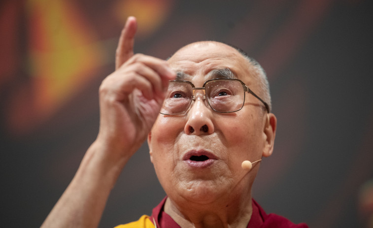 El Dalai Lama reaparece en una cumbre budista tras el vídeo del escándalo