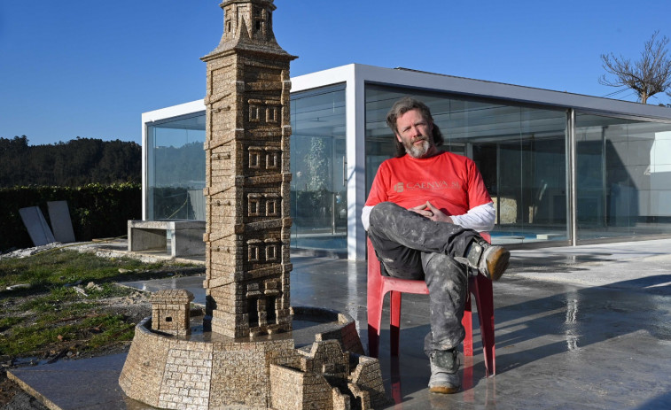 Una Torre de Hércules de casi dos metros sorprende a los peatones en un jardín de Uxes