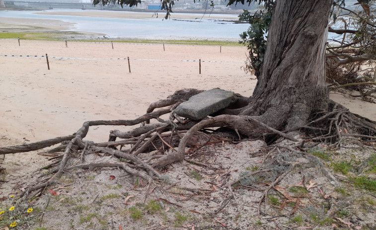 Oleiros se niega a retirar unos escombros de la playa de Santa Cristina que exige el Gobierno