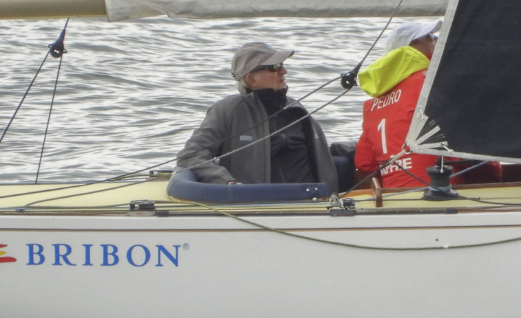 Tres horas y media a bordo del Bribón, la única actividad de Juan Carlos I en Sanxenxo