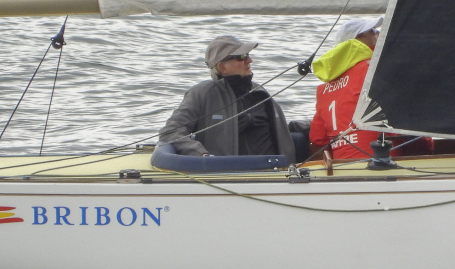 Tres horas y media a bordo del Bribón, la única actividad de Juan Carlos I en Sanxenxo