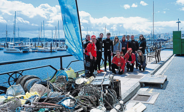 Voluntarios y submarinistas retiran 840 kilos de basura bajo las aguas del Dique de Abrigo