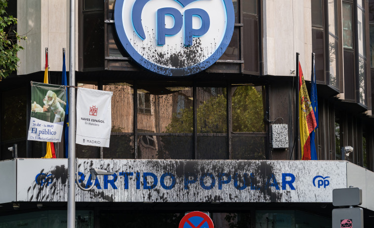 Detenidos 5 activistas tras rociar pintura negra en las sedes de PSOE y PP
