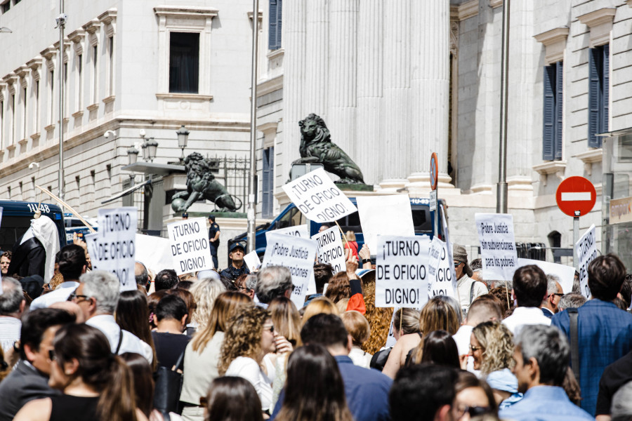 Los abogados se suman a las protestas por mejoras salariales y laborales