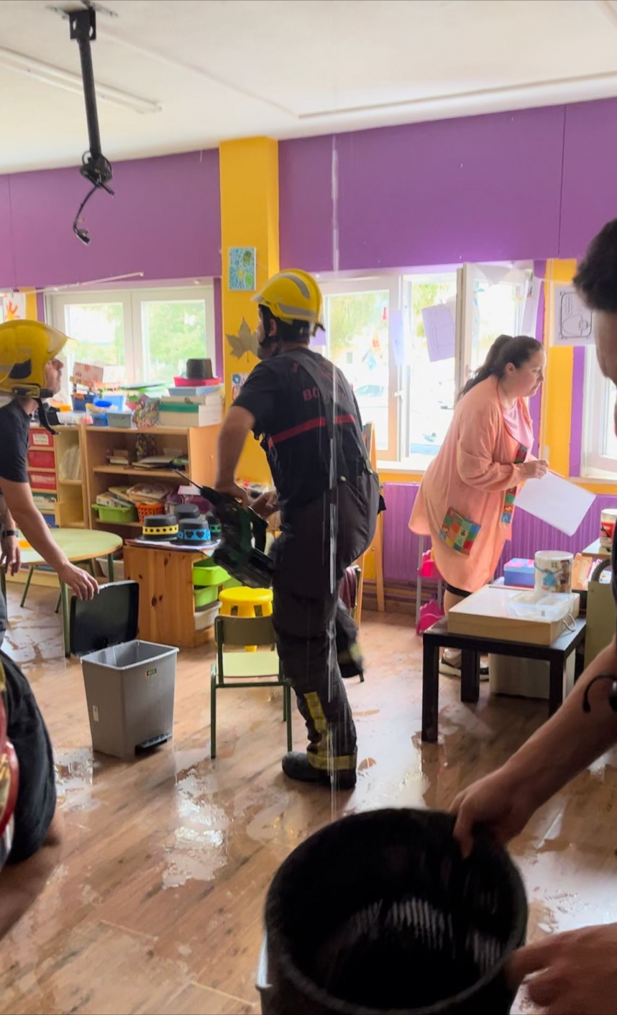 La rotura de una tubería inundó ocho aulas del CEIP Pedro Barrié de la Maza de Mondego, en Sada