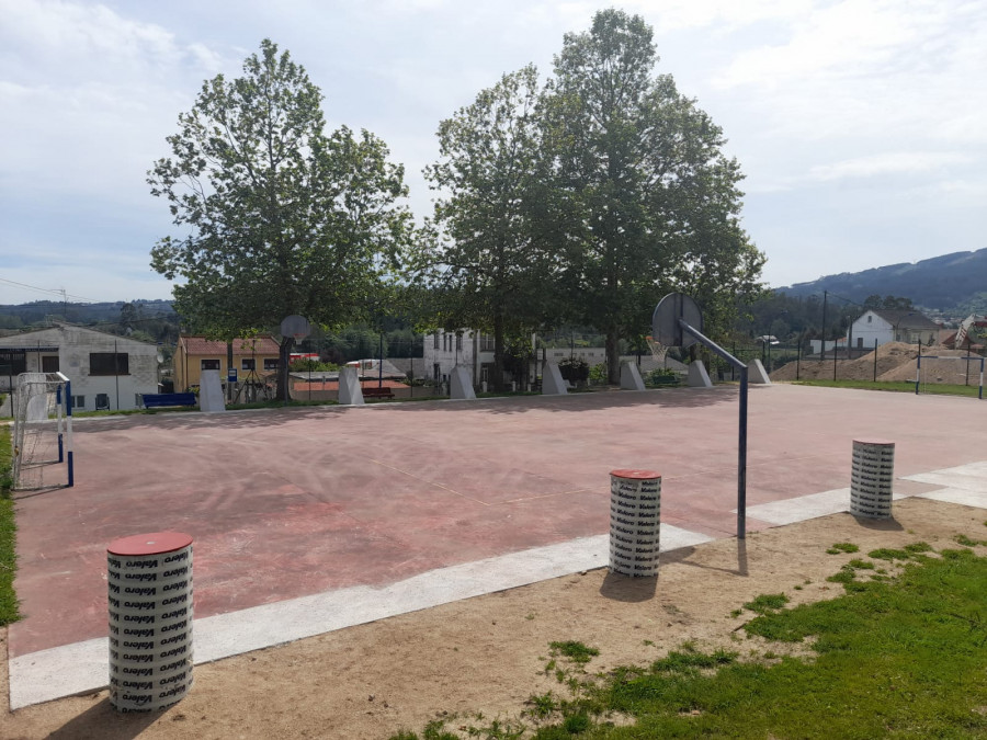 La futura cubierta de la pista del área deportiva de Ledoño tiene sus bases muy asentadas
