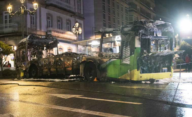 La policía busca pistas en los restos del bus incendiado en Vigo y en grabaciones de cámaras