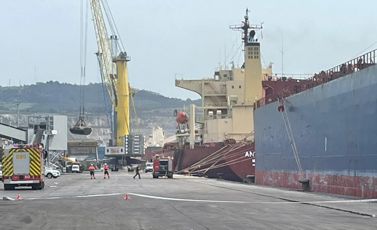 Arde la carga de carbón de un mercante en el Puerto Exterior