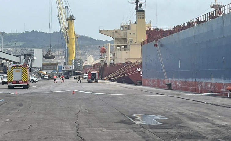 Continúan las tareas de extinción sobre la carga del buque mercante incendiado en el Puerto Exterior de Arteixo