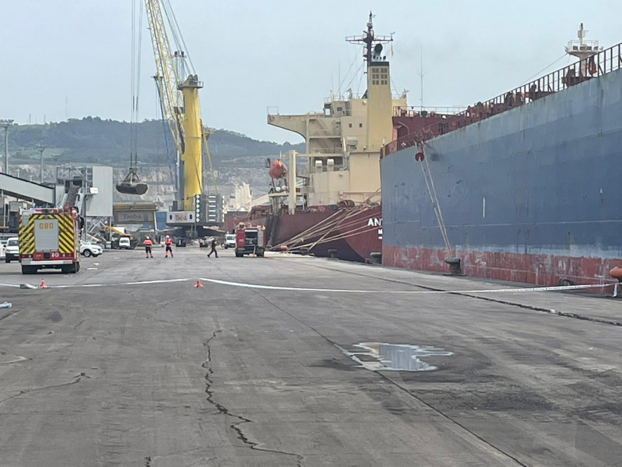 Continúan las tareas de extinción sobre la carga del buque mercante incendiado en el Puerto Exterior de Arteixo