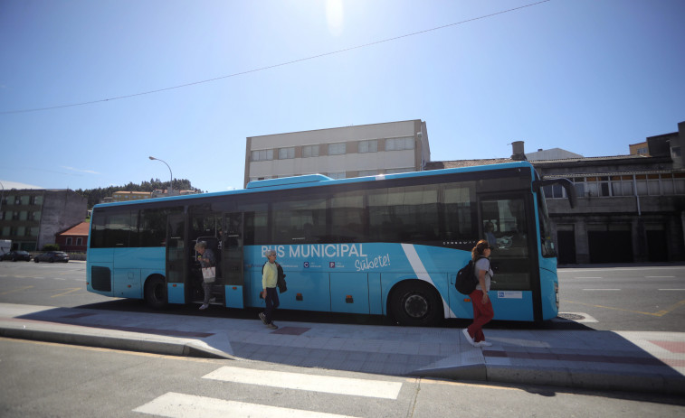Reportaje | El transporte de Arteixo estrena rutas con buena acogida